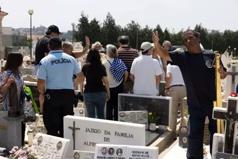 فوضى في جنازة جوتا.. الشرطة تتصدى للمعزين بسبب التصوير